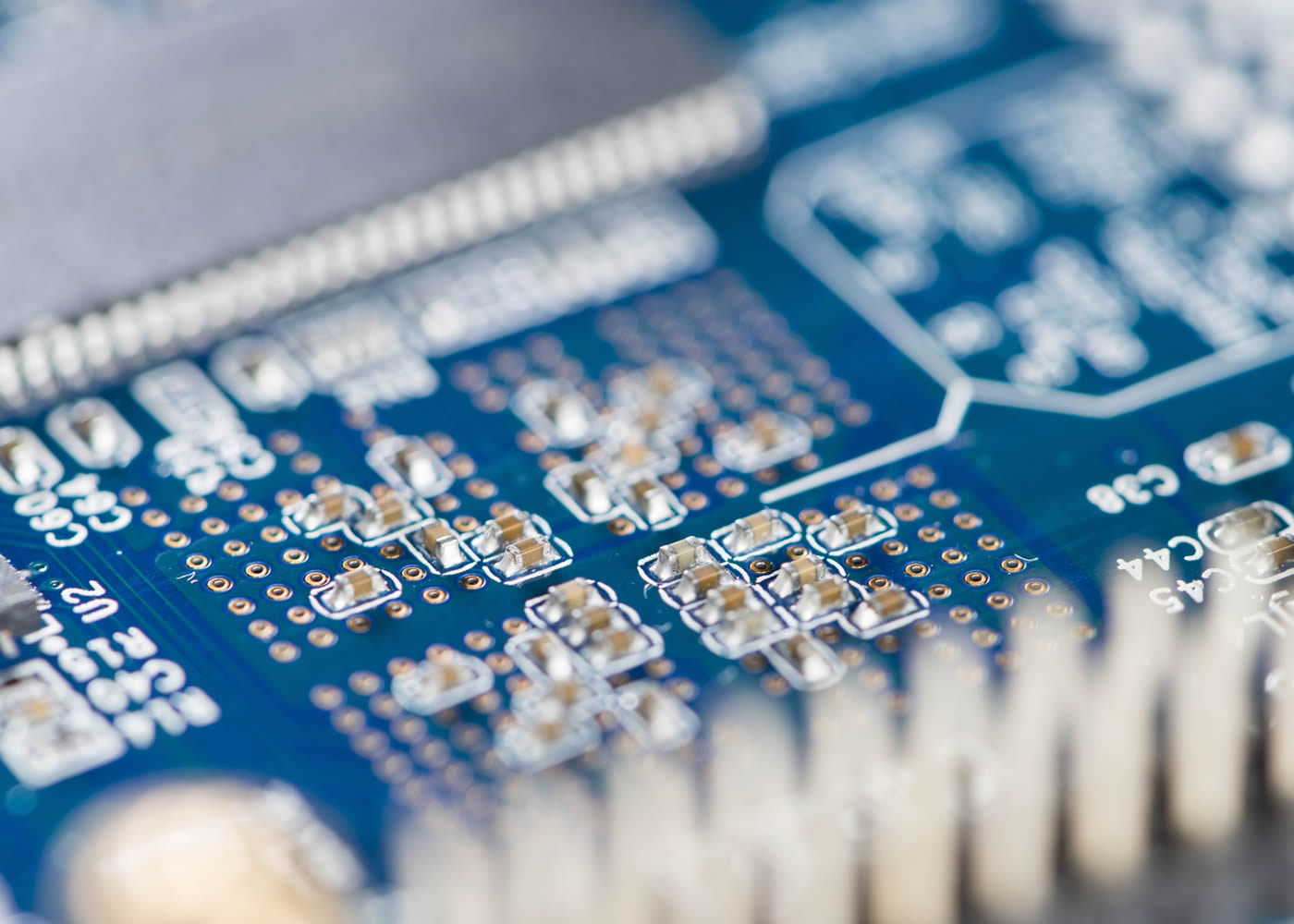naem-2018-article-blue-pcb-smd-components-detailed-closeup-700x500