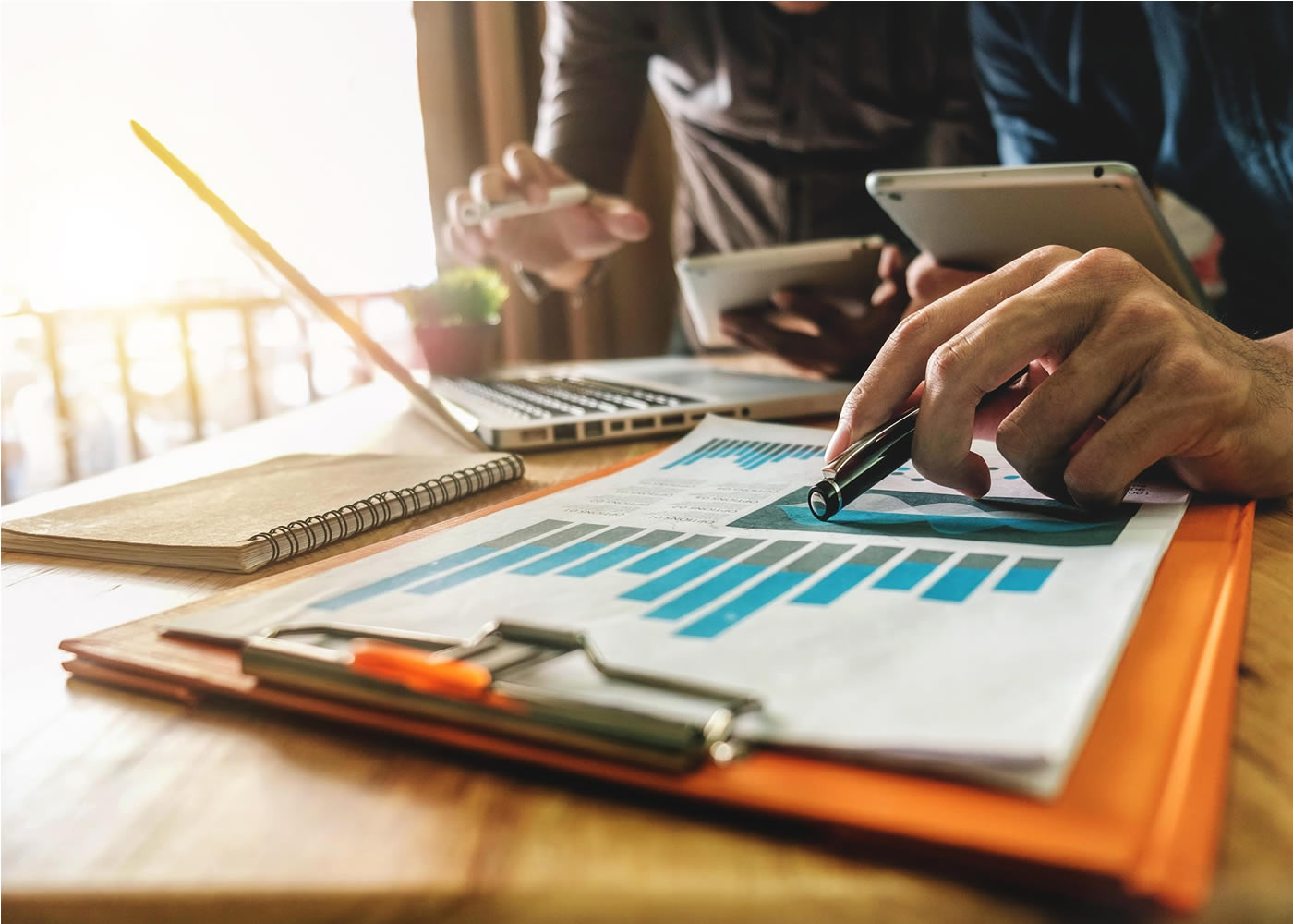 naem-2018-article-business-team-meeting-presentprofessional-investor-working-700x500