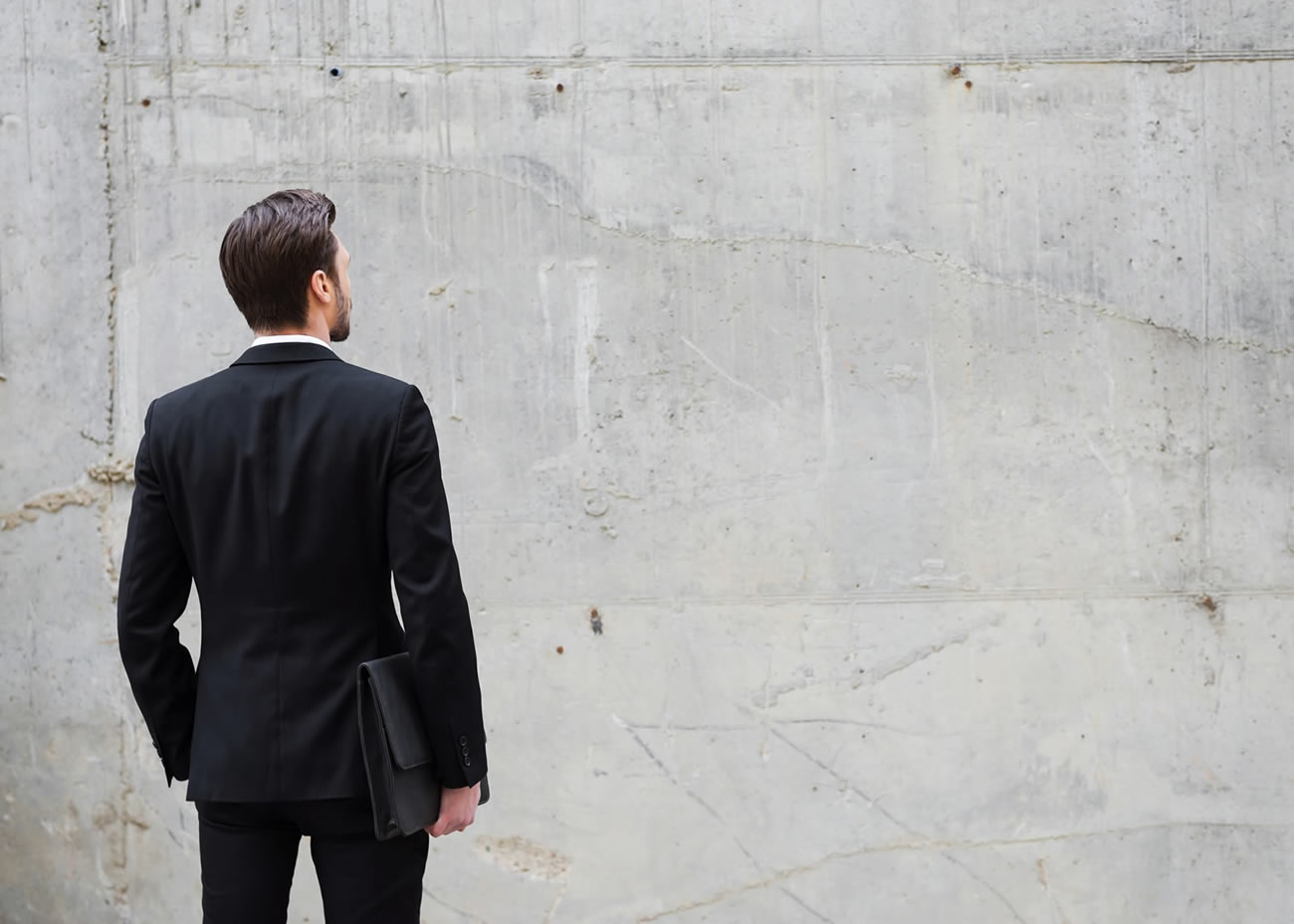 naem-2018-article-facing-wall-rear-view-young-man-700x500