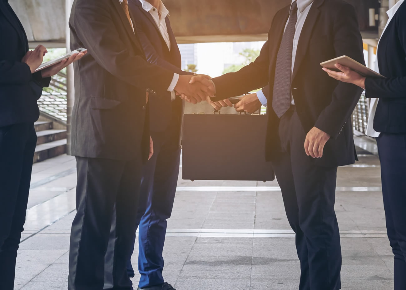 naem-2018-article-imeet-two-business-group-executives-businesswomen-plant-700x500