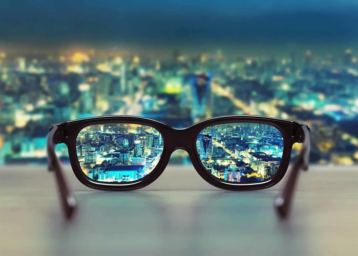 naem-2018-article-night-cityscape-focused-glasses-lenses-700x500