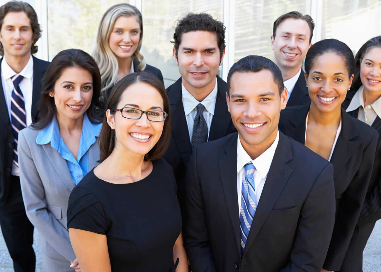 naem-2018-article-portrait-business-team-outside-office-700x500