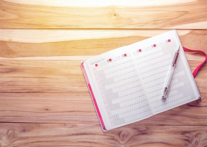 naem-2018-article-top-view-2017-calendar-notebook-on-700x500