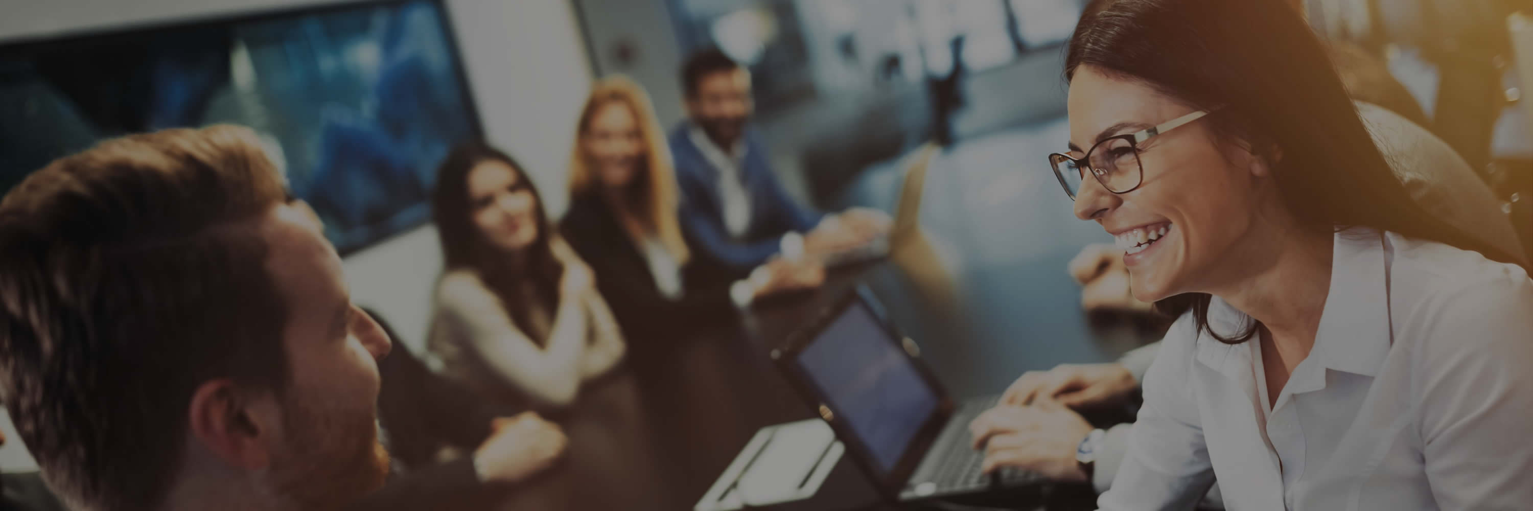 naem-2018group-businesspeople-having-informal-office-meeting-1800x600