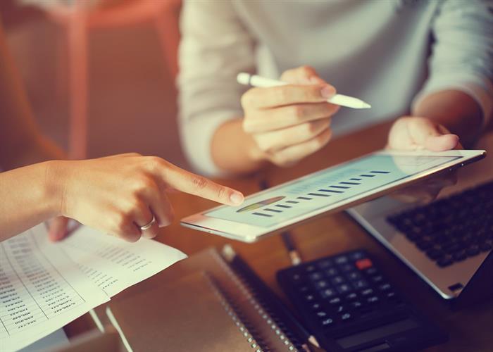 naem-2011-close-businesswoman-hand-point-on-dashboard-700x500